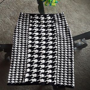 "Elle Collection" Houndstooth Pencil Skirt